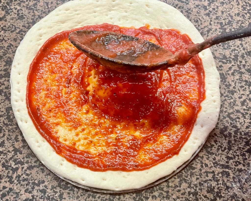 Made from fresh tomatoes, this pizza sauce is quick